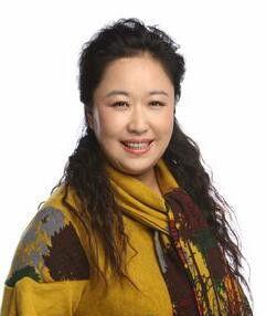 彭玉的两个女儿照片,姐妹花风采各异，传承家族魅力